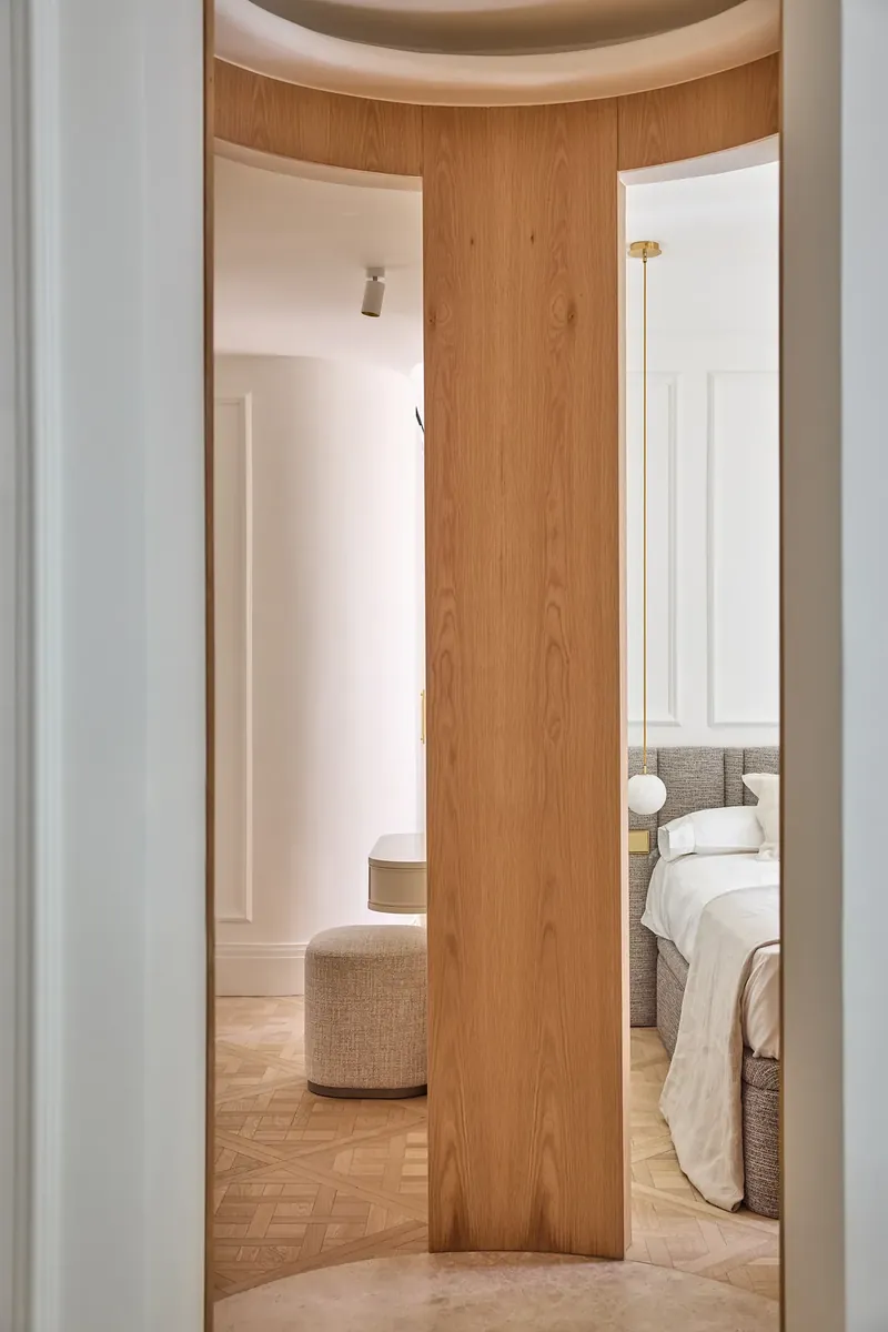 Paso curvo forrado de roble hacia el dormitorio