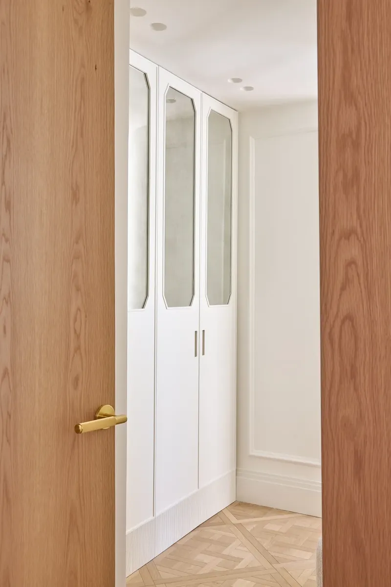 Puerta de roble y armario lacado con vitrina
