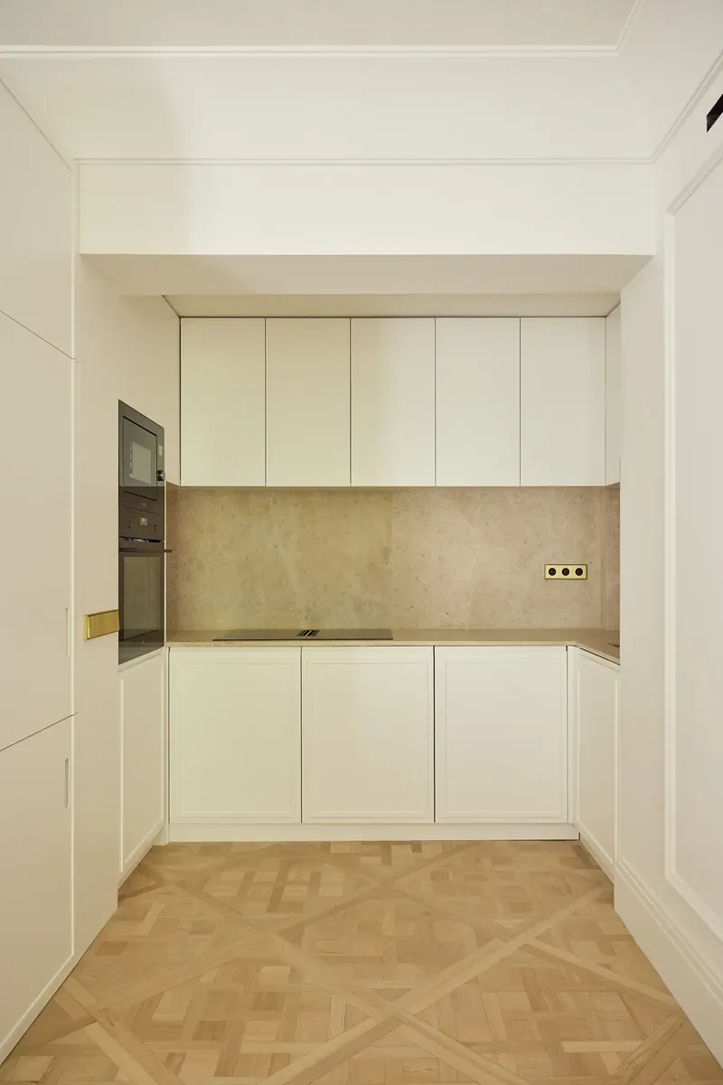 Cocina con frentes lacados en blanco y frente de piedra
