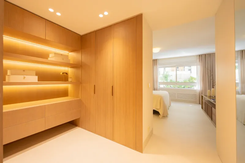 Vestidor de roble abierto al dormitorio