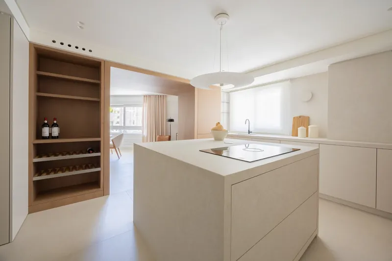 Cocina con isla y mueble de roble con botellero
