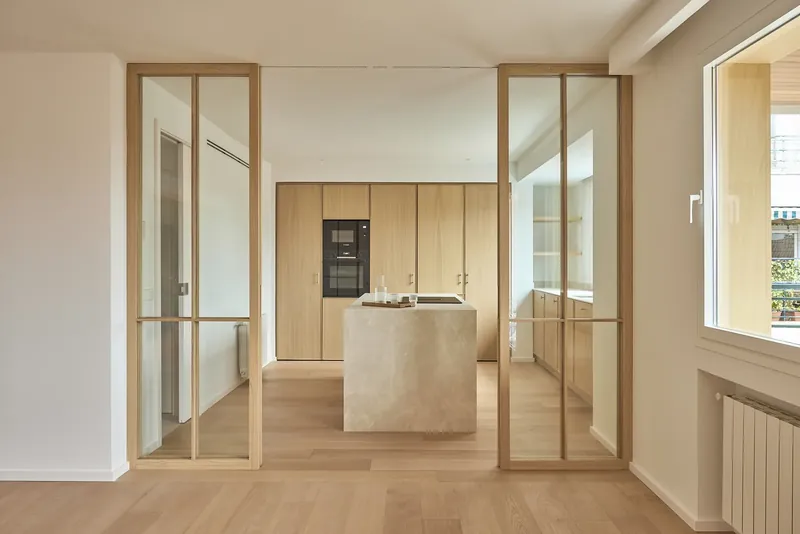 Celosía acristalada de roble que separa la cocina