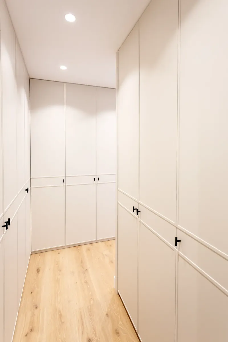 Vestidor con armarios lacados en blanco
