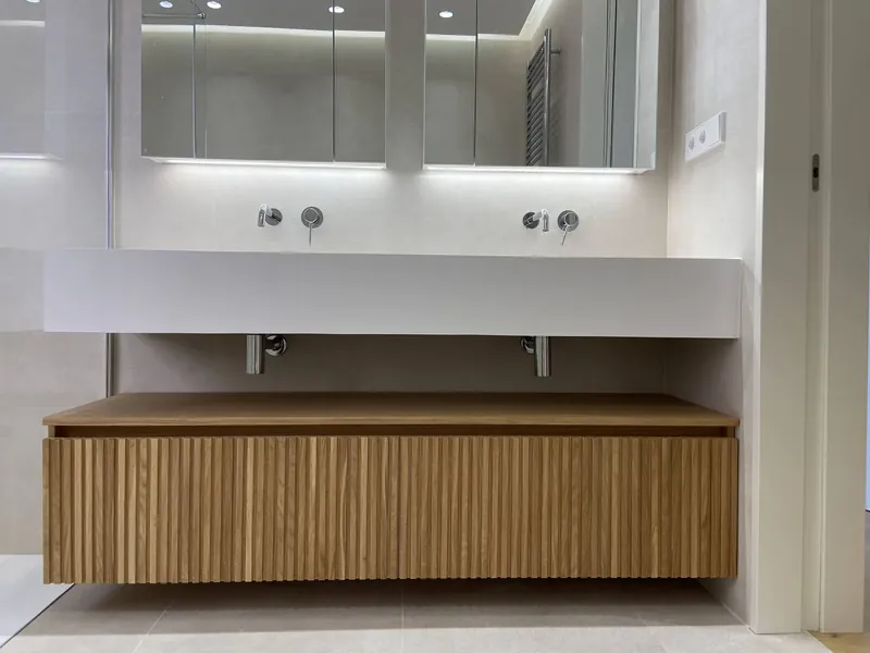 Mueble de baño suspendido de listones de roble