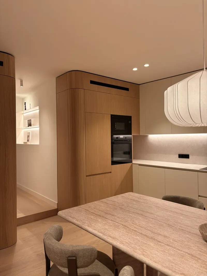 Cocina con columnas curvas de roble