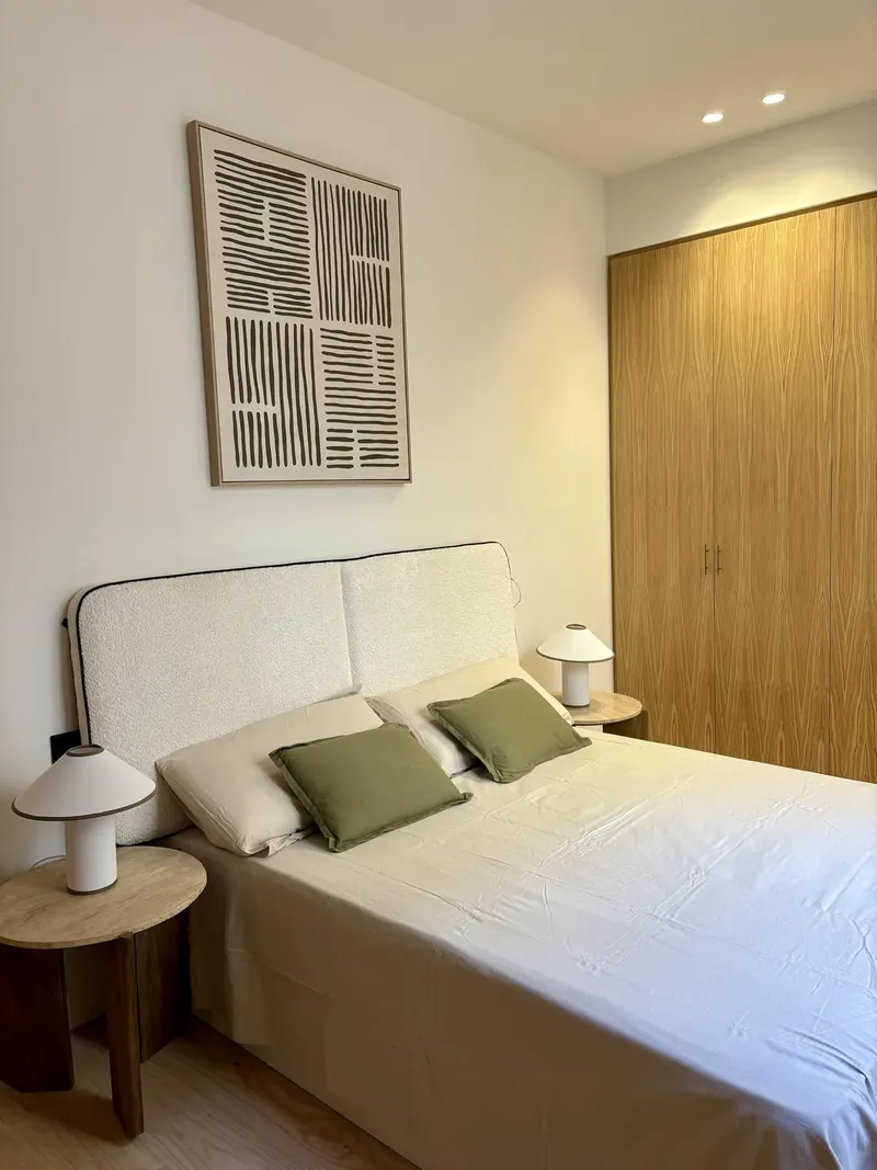 Dormitorio con armarios de roble de suelo a techo