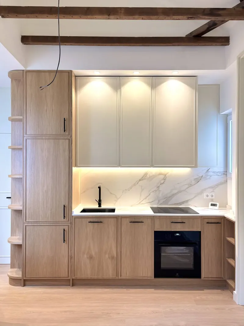 Cocina compacta de roble con columnas y armarios altos