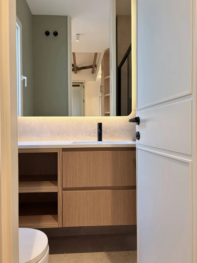 Mueble de baño de roble con espejo retroiluminado