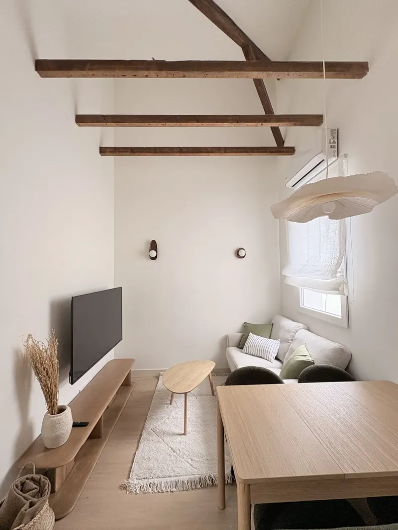 Mueble bajo de salón en roble bajo las vigas