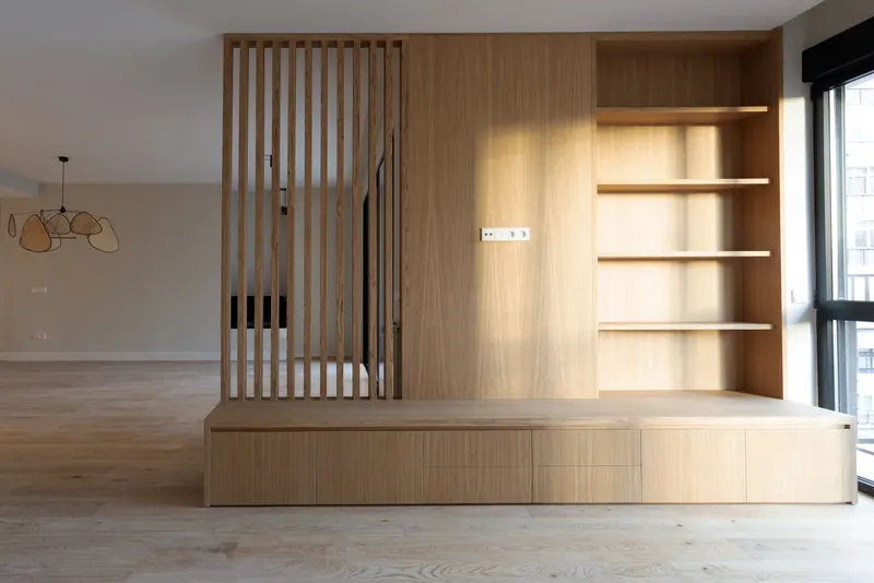 Celosía de listones de roble con mueble bajo y estantería