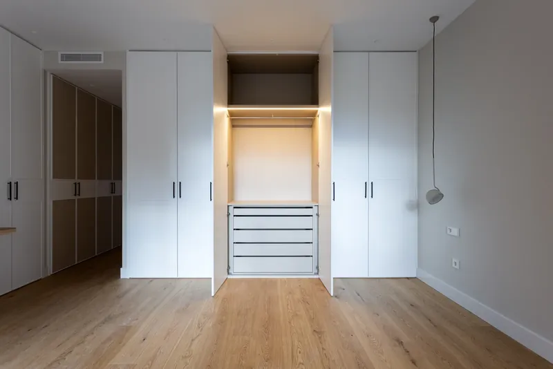 Frente de armarios empotrados lacados con interior iluminado