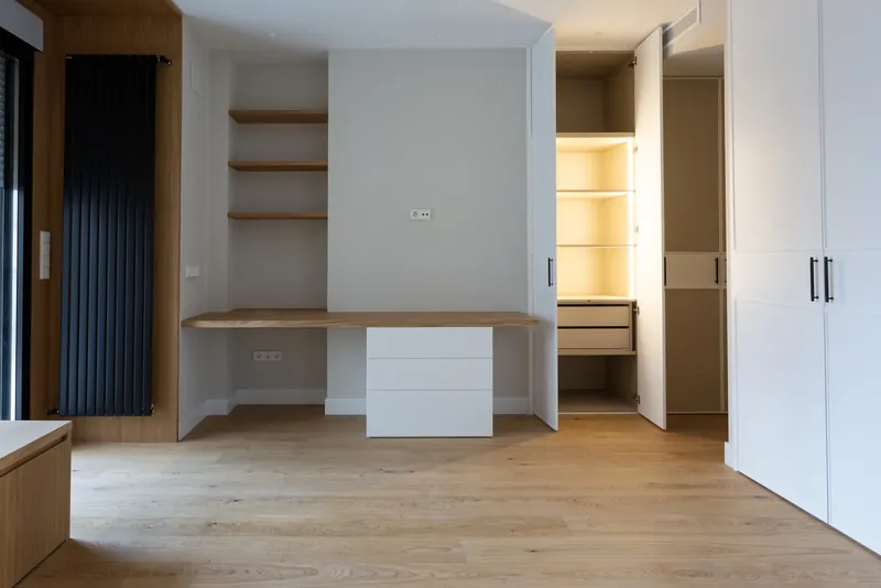 Vestidor con escritorio y estanterías a medida