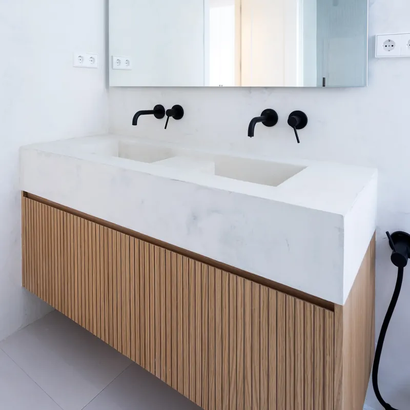 Mueble de baño de listones de roble