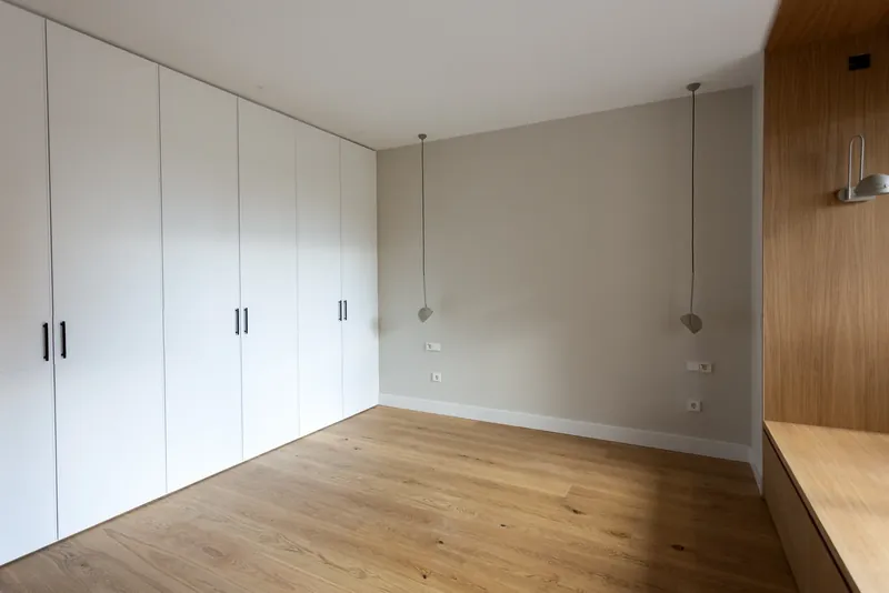 Dormitorio con armarios lacados a medida