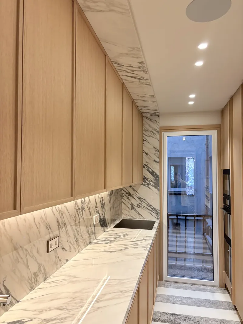 Cocina lineal en roble con iluminación integrada