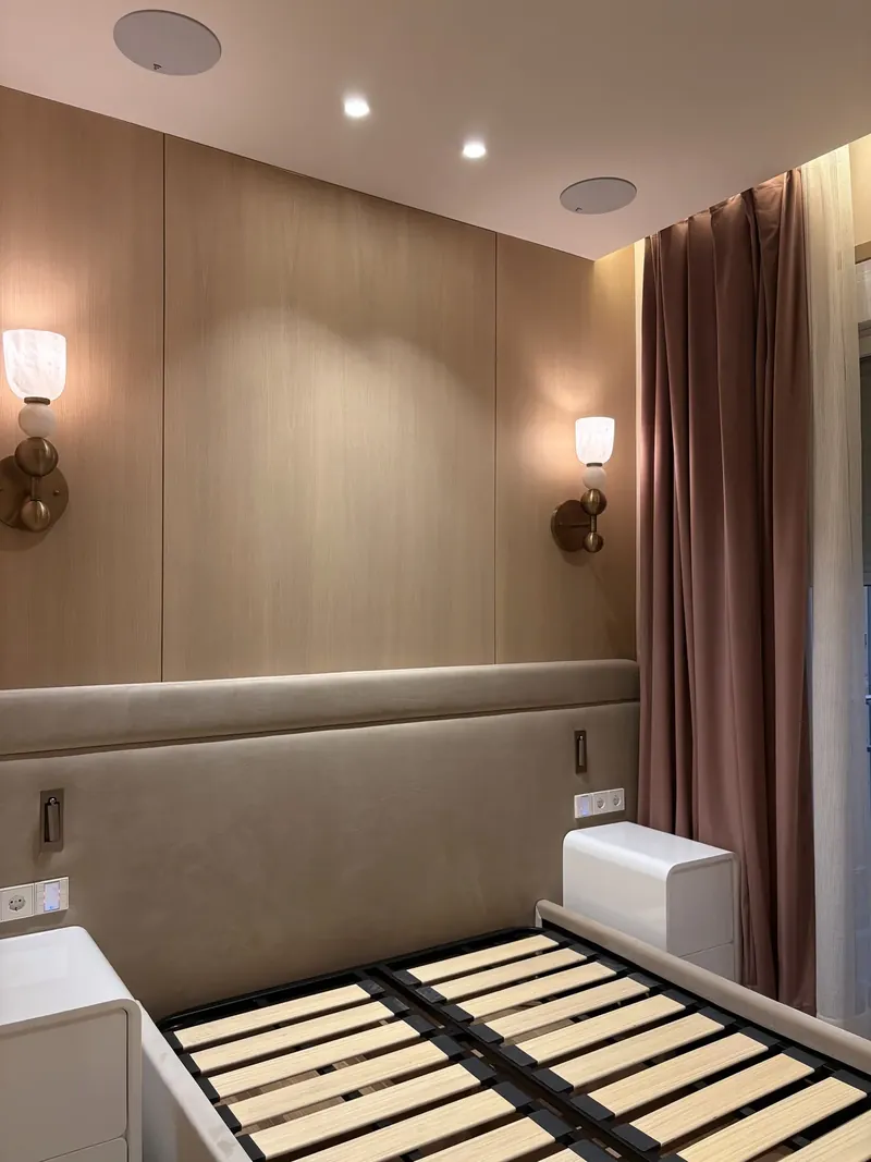 Dormitorio con pared panelada en roble