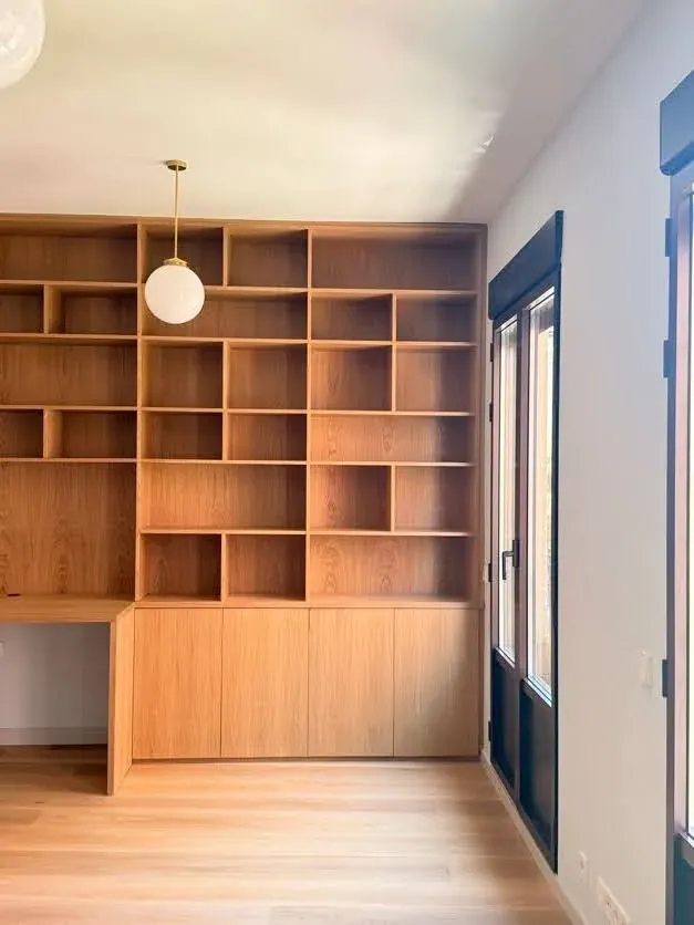 Librería de roble a medida con escritorio integrado