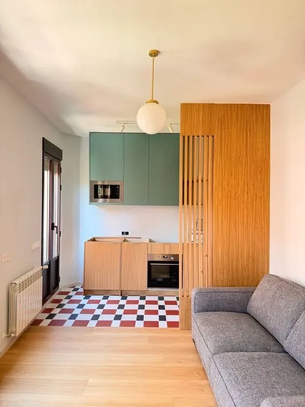 Cocina de roble con altos en verde