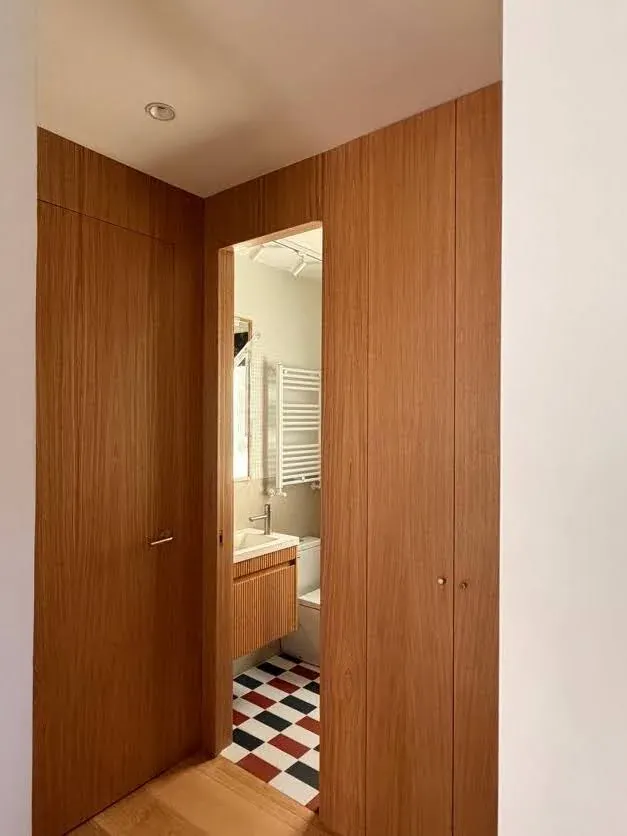 Paso al dormitorio con armarios de roble