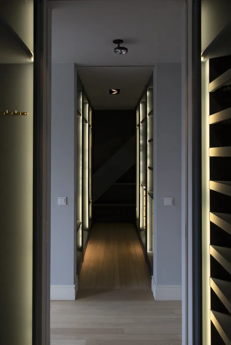 Pasillo vestidor a medida iluminado