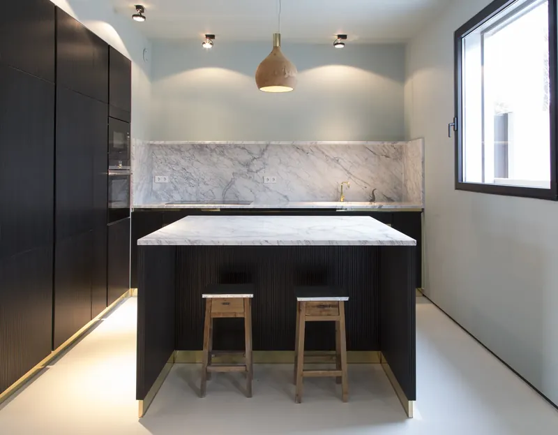 Cocina en madera oscura con isla