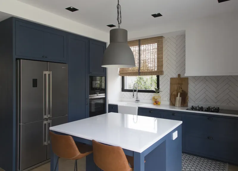 Cocina azul con isla