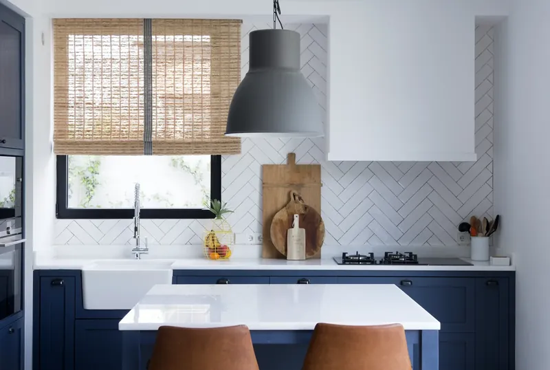 Cocina azul con isla blanca